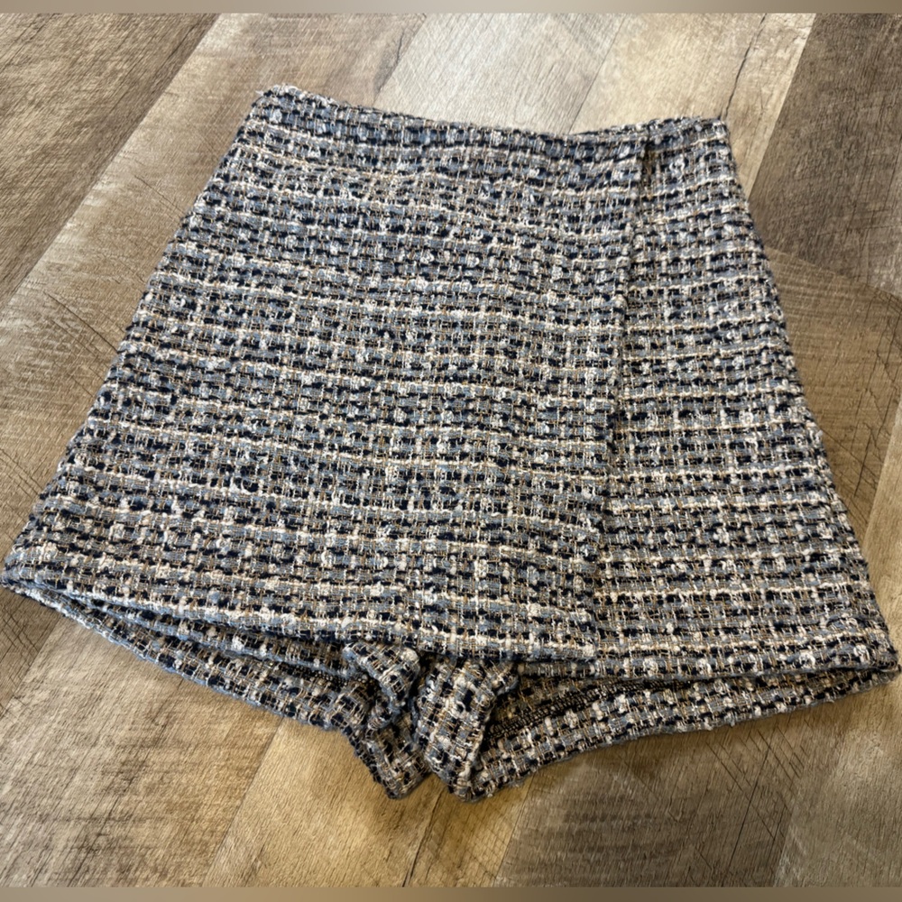 Indefeir size MEDIUM skort front, tweed with metallic thread detail. Zipper side